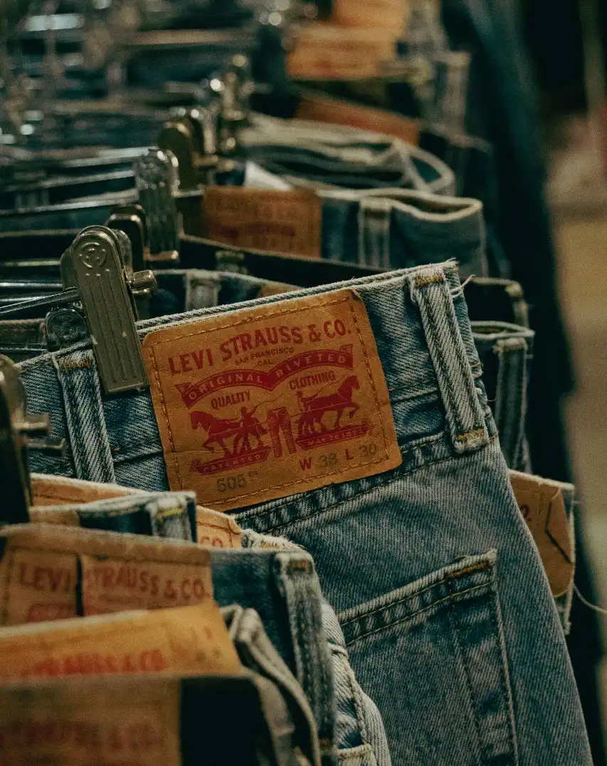 immagine dell'etichetta posteriore del jeans levis appesi